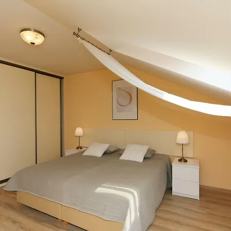 Luxury Machova *